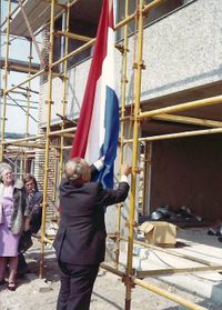 Dhr. S. Sliepen dir. V.V.V. Breda hijst de vlag 03